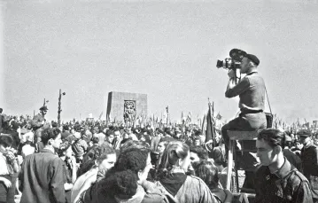 Odsłonięcie pomnika Bohaterów Getta w 5. rocznicę Powstania w Getcie, Warszawa, 19 kwietnia 1948 r. / ARCHIWUM SZCZECIŃSKICH / EAST NEWS