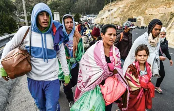 Wenezuelczycy na słynnej Drodze Panamerykańskiej. Tulcan w Ekwadorze, 21 sierpnia 2018 r. / LUIS ROBAYO / AFP / EAST NEWS
