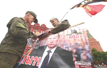  Podczas puczu Prigożyna w Rosji zabrakło manifestacji poparcia dla Putina. Tu wyjątek: aktywiści jednej z prokremlowskich organizacji na placu Czerwonym, 24 czerwca 2023 r. / NATALIA KOLESNIKOVA / AFP / EAST NEWS