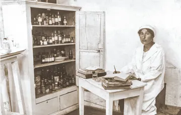 Na zdjęciu powyżej: pielęgniarka w kibucowej klinice, lata 20. XX w. / MUZEUM HISTORII MEDYCYNY / WYDZIAŁ NAUK O ZDROWIU / UNIWERSYTET BEN GURIONA W BEER SZEWIE