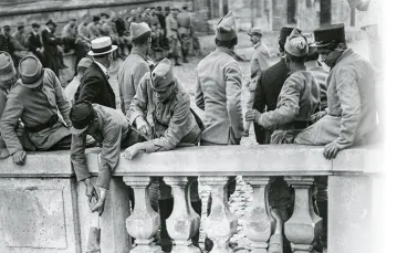 Przed pałacem w Wersalu podczas podpisywania traktatu pokojowego z Niemcami. Paryż, 28 czerwca 1919 r. / Edward N. Jackson / US Army Signal Corps / domena publiczna