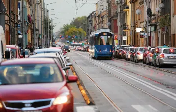 W Krakowie mieszkańcy oprotestowali separatory oddzielające pasy ruchu samochodów od torów tramwajowych / MATEUSZ SKWARCZEK / AGENCJA GAZETA