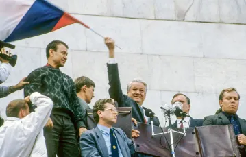 Prezydent Borys Jelcyn pod parlamentem, 21 sierpnia 1991 r. podczas puczu Janajewa / WOJTEK LASKI / EAST NEWS / 