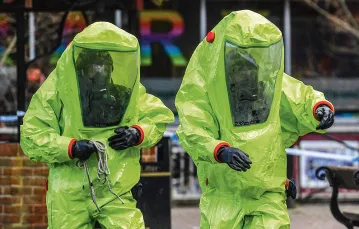 Eksperci w kombinezonach przeciwchemicznych badają miejsce, gdzie znaleziono nieprzytomnych Skripalów. Salisbury, Wielka Brytania, 8 marca 2018 r. / BEN STANSALL / AFP / EAST NEWS