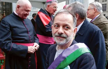 Duchowni z katedry w Nowym Jorku witają przedstawicieli środowisk LGBT – uczestników parady z okazji Dnia św. Patryka, marzec 2016 r. / ANDREW LICHTENSTEIN / GETTY IMAGES