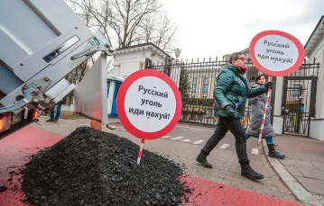 Wysypywanie węgla przed ambasadą Rosji - happening Lotnej Brygady Opozycji, Warszawa, 4 marca 2022 r. / SŁAWOMIR KAMIŃSKI / AGENCJA WYBORCZA.PL