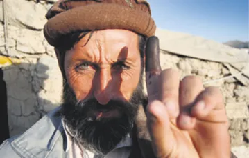 Ten Afgańczyk z obozu uchodźców Pawlan w Kabulu głosował na prezydenta Karzaja / fot. Andrzej Meller / 