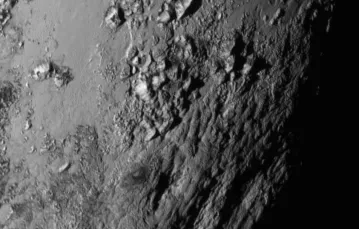 Lodowe góry na powierzchni Plutona, o wysokości do 3,5 tys. m, odkryte przez sondę New Horizons 15 lipca 2015 r. /  / fot. NASA/JHU APL/SwRI