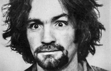 Zdaniem Jeffa Guinna zbrodnia, której w 1969 r. dokonał Charles Manson, miała w sobie więcej z tragicznej komedii omyłek niż satanicznych rytuałów oszalałej sekty. / Fot. Domena Publiczna