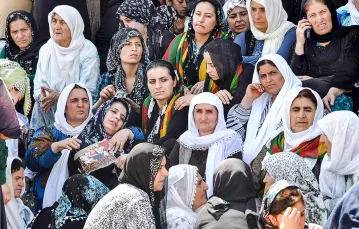 Żałobnice na pogrzebie trzech Kurdów, w tym 17-letniego Hidira, zabitych 7 sierpnia przez turecką policję. Silopi, 8 sierpnia 2015 r. / Fot. AFP / EAST NEWS