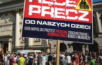 Manifestacja „Stop deprawacji w edukacji!”, Krakowskie Przedmieście, Warszawa 30 sierpnia 2015 r. / Fot. Piotr Blawicki / EAST NEWS