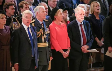 Milczący Jeremy Corbyn (po prawej) w katedrze św. Pawła. Londyn, 15 września 2015 r. / Fot. Jonathan Brady / AP / EAST NEWS