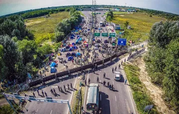 Na zamkniętej granicy serbsko-węgierskiej w okolicach Röszke, 16 września 2015 r. / Fot. Istvan Ruzsa / AFP / EAST NEWS