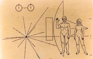 Taka złota plakietka projektu Franka Drake'a i Carla Sagana poleciała w kosmos na pokładzie sondy Pioneer 10, 3.03.1972 r. Przedstawia kobietę i mężczyznę na tle sondy i schemat Układu Słonecznego z jej trasą. Drugą plakietkę zabrał Pioneer 11 5.04.1973 r / Fot. Domena Publiczna