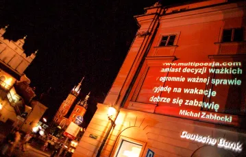 Wiersz Michała Zabłockiego na kamienicy przy Rynku, 2006 r. / Fot. Marek Skorupski / FORUM