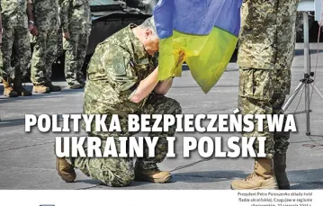 Na okładce dodatku: Prezydent Petro Poroszenko składa hołd fladze ukraińskiej. Czugujew w regionie charkowskim, 22 sierpnia 2015 r. / Fot. Sergey Bobok / AFP / EAST NEWS