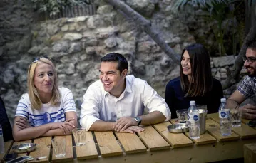 Na dzień przed wyborami Alexis Tsipras spotkał się w kawiarni z młodymi członkami swej partii. Ateny, 19 września 2015 r. / Fot. Angelos Tzortzinis / AFP / EAST NEWS