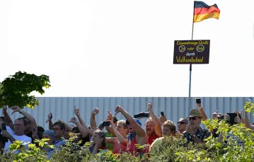 Mieszkańcy Heidenau w Saksonii żądają referendum w sprawie przyjmowania imigrantów, 26 sierpnia 2015 r. / Fot. Tobias schwarz / AFP / EAST NEWS