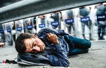 Turecka blokada policyjna, Stambuł, 21 września 2015 r. / Fot. Ozan Kose / AFP / EAST NEWS