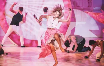 Natasza Urbańska w spektaklu „Legalna blondynka”, teatr Variété, maj 2015 r. / Fot. Jakub Porzycki / FORUM