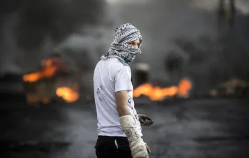 Płoną opony w Ramallah na Zachodnim Brzegu, Palestyna, 8 października 2015 r. / Fot. Majdi Mohammed / AP / EAST NEWS