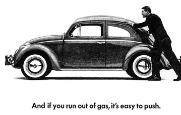 Fragment amerykańskiej reklamy Volkswagena agencji BBD z początku lat 60. Hasło głosi: „Jeśli skończy ci się paliwo, łatwo go popchać”. / Fot. VOLKSWAGEN AMERICA INC.