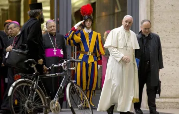 Uczestnik Synodu prosi papieża o pobłogosławienie swojego roweru. Watykan, 14 października 2015 r. / Fot. Andrew Medichini / AP PHOTO / EAST NEWS