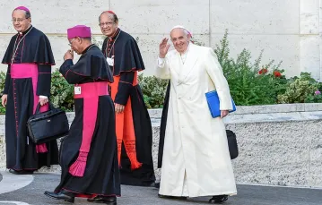 Papież przybywa na sesję poranną ostatniego dnia Synodu, Watykan, 24 października 2015 r. / Fot. Andreas Solaro / AFP / EAST NEWS