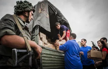 Rozdział pomocy humanitarnej w Słowiańsku, kilka dni po odbiciu tego miasta przez armię ukraińską, lipiec 2014 r. / Fot. Sergii Kharchenko / AFP / EAST NEWS
