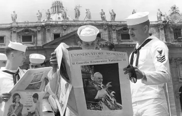 Podczas Soboru Watykańskiego II Rzym znalazł się w centrum uwagi świata. Na zdjęciu: amerykańscy marynarze na placu św. Piotra, 1963 r. / Fot. GETTY IMAGES