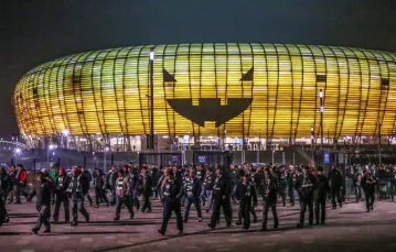 Przed stadionem PGE Arena w Gdańsku, 2015 r. / Fot. Karolina Misztal / REPORTER
