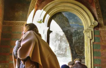 Klasztor kamedułów na krakowskich Bielanach w czasie „dnia otwartego”, gdy kobietom wyjątkowo pozwala się wejść na teren dziedzińca i kościoła. / Fot. Grażyna Makara