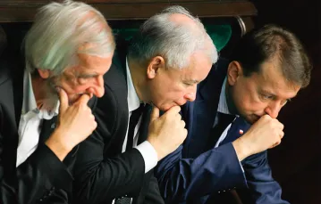 Ryszard Terlecki, Jarosław Kaczyński i Mariusz Błaszczak na pierwszym posiedzeniu Sejmu VIII kadencji. 13 listopada 2015 r. / Fot. Stanisław Kowalczuk / EAST NEWS