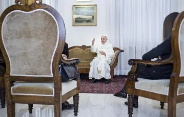 Papież Franciszek przyjmuje gości w swoim dwupokojowym mieszkaniu w Domu Świętej Marty. Watykan, listopad 2013 r. / Fot. Antonello Nusca / POLARIS / EAST NEWS