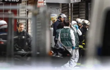 Po szturmie policji na kryjówkę terrorystów. Paryska dzielnica Saint-Denis, 18 listopada 2015 r. / Fot. Aftonbladet / ZUMA / FORUM