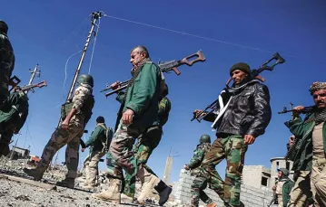 W północnej Syrii i północnym Iraku główną siłą walczącą z tzw. Państwem Islamskim są Kurdowie. Na zdjęciu: żołnierze kurdyjscy i członkowie ochotniczej samoobrony jezydów podczas ofensywy na Sindżar w irackiej prowincji Niniwa, 13 listopada 2015 r.  / Fot. Safin Hamed / AFP / EAST NEWS