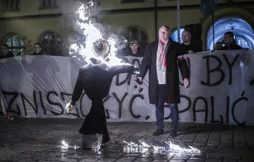 Spalenie kukły Żyda na wrocławskim Rynku, 18 listopada 2015 r. / Fot. Wojciech Nekanda Trepka / AGENCJA GAZETA