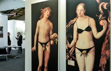 „Adam i Ewa”, praca niemieckiego artysty Ottmara Hörla na ekspozycji w Strasburgu, listopad 2010 r. / Fot. Rolf Haid / DPA / CORBIS