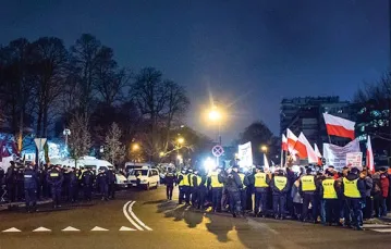 Za i przeciw pod Sejmem. 2 grudnia 2015 r.  / Fot. Daniel Gnap / EAST NEWS