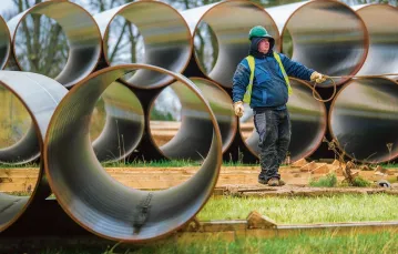 Nord Stream 2 stał się symbolem relacji niemiecko-rosyjskich. Na zdjęciu: montaż gazociągu Eugal, będącego częścią Nord Stream 2, w pobliżu miejscowości Damerow. Niemcy, 26 marca 2019 r. / SEAN GALLUP / GETTY IMAGES