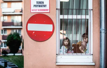 Zdjęcie z autorskiego cyklu dokumentującego życie rodziny fotografa Jakuba Orzechowskiego po zamknięciu szkół, Lublin, marzec 2020 r. / JAKUB ORZECHOWSKI / AGENCJA GAZETA