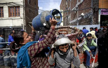 Blokada sprawia, że w Nepalu brakuje także gazu, który dotąd importowano z Indii. Na zdjęciu: tym mieszkańcom nepalskiej stolicy nie udało się napełnić swoich butli. Katmandu, październik 2015 r. / Fot. Navesh Chitrakar / REUTERS / FORUM