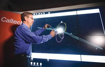 Astronom Mike Brown prezentuje hipotetyczną orbitę „Planety Dziewięć” (na żółto), Kalifornijski Instytut Technologiczny – Caltech, Pasadena, 20 stycznia 2016 r. / Fot. Frederic J. Brown / AFP / EAST NEWS