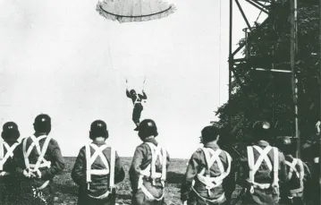 Skoki szkoleniowe z wieży spadochronowej w Szkocji / 