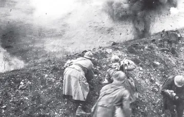 Francuscy żołnierze w okopach pod Verdun, 1916 r. / Fot. GETTY IMAGES