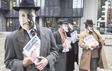 „Krętacki deal krętackiego Dave’a”? Antyunijni aktywiści pozują do zdjęć w maskach z twarzą premiera Davida Camerona, Londyn, 19 lutego 2016 r. / Fot. Niklas Halle'n / AFP / EAST NEWS