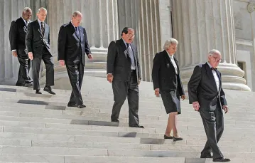 Członkowie Sądu Najwyższego przed pogrzebem sędziego Williama Rehnquista. Sędzia Scalia – trzeci od prawej. Waszyngton, 2005 r. / Fot. Andrew Councill / AFP / EAST NEWS