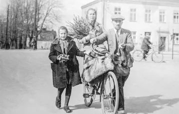 Nastoletnia Sabina Świątek (z lewej) z rodzicami. Zdjęcie z czasu niemieckiej okupacji; miejsce jego wykonania nie jest znane. Jan Świątek pracował dla wywiadu ZWZ-AK, występując w roli obwoźnego handlarza. / Fot. Zbiory Sabiny Świątek