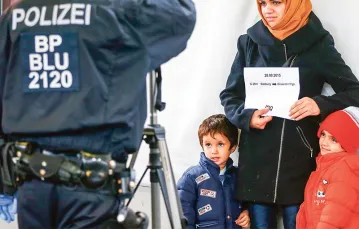 Czy takie obrazy nie będą się już powtarzać? Punkt rejestracji uchodźców i imigrantów na granicy austriacko-niemieckiej, Freilassing, wrzesień 2015 r. / Fot. Dominic Ebenbichler / REUTERS / FORUM