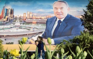 Plakat z wizerunkiem prezydenta Nursułtana Nazarbajewa, Ałmaty, 2015 r.  / Fot. Shamil Zhumatov / REUTERS / FORUM